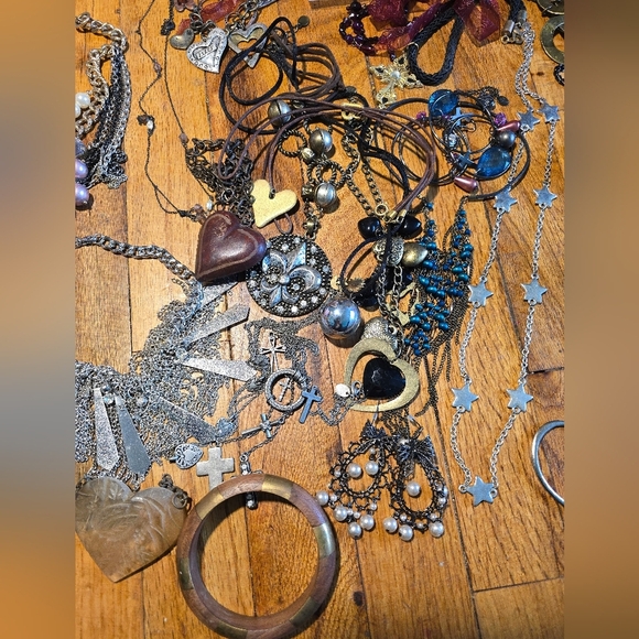 Vintage To Now Jewelry Lot Costume Estate Find Needs Cleaned. Mixed - Picture 4 of 9